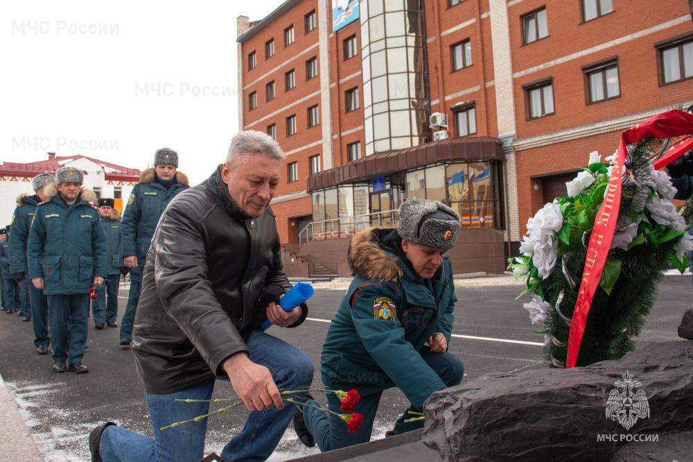 Сотрудники МЧС России почтили память погибших коллег и жертв радиационных катастроф