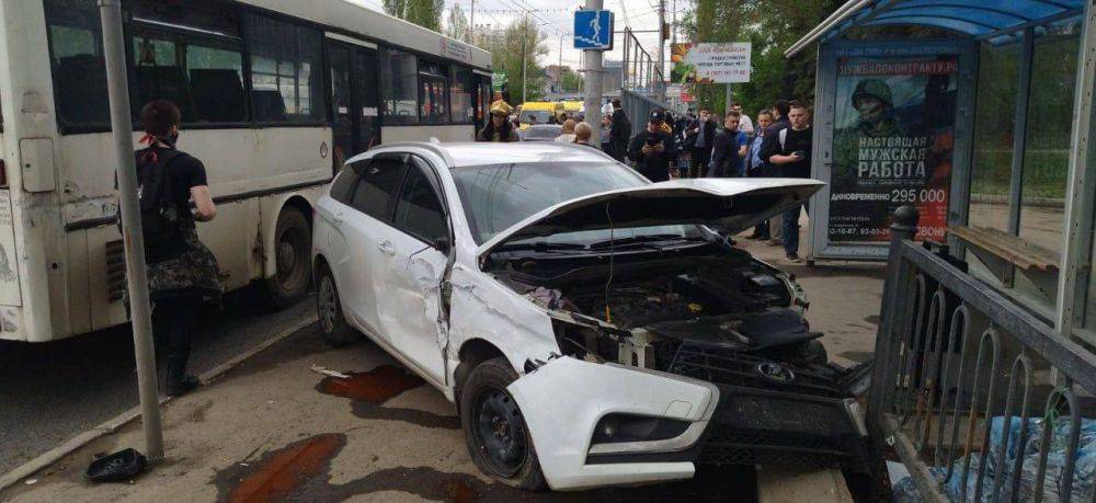 В Саратове автомобиль въехал в остановку общественного транспорта — четыре человека пострадали, сообщает ГИБДД