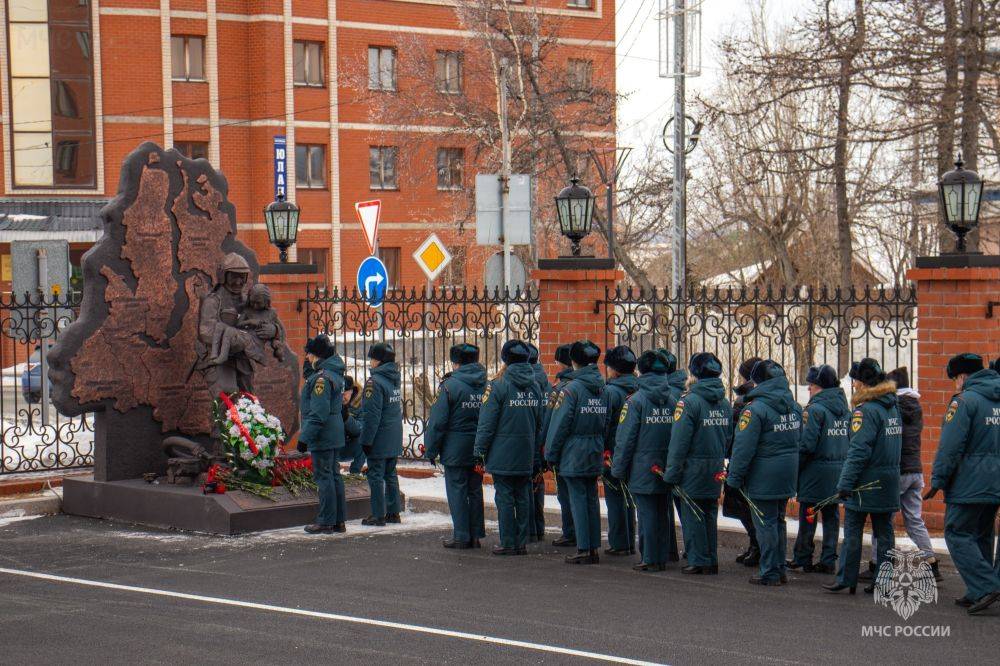 Сотрудники МЧС России почтили память погибших коллег и жертв радиационных катастроф