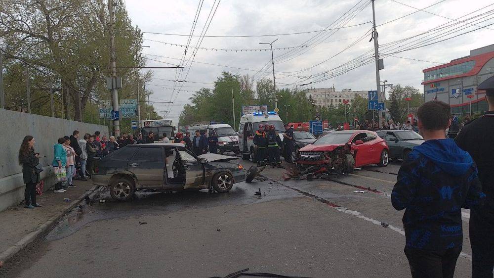 В Саратове автомобиль въехал в остановку общественного транспорта — четыре человека пострадали, сообщает ГИБДД