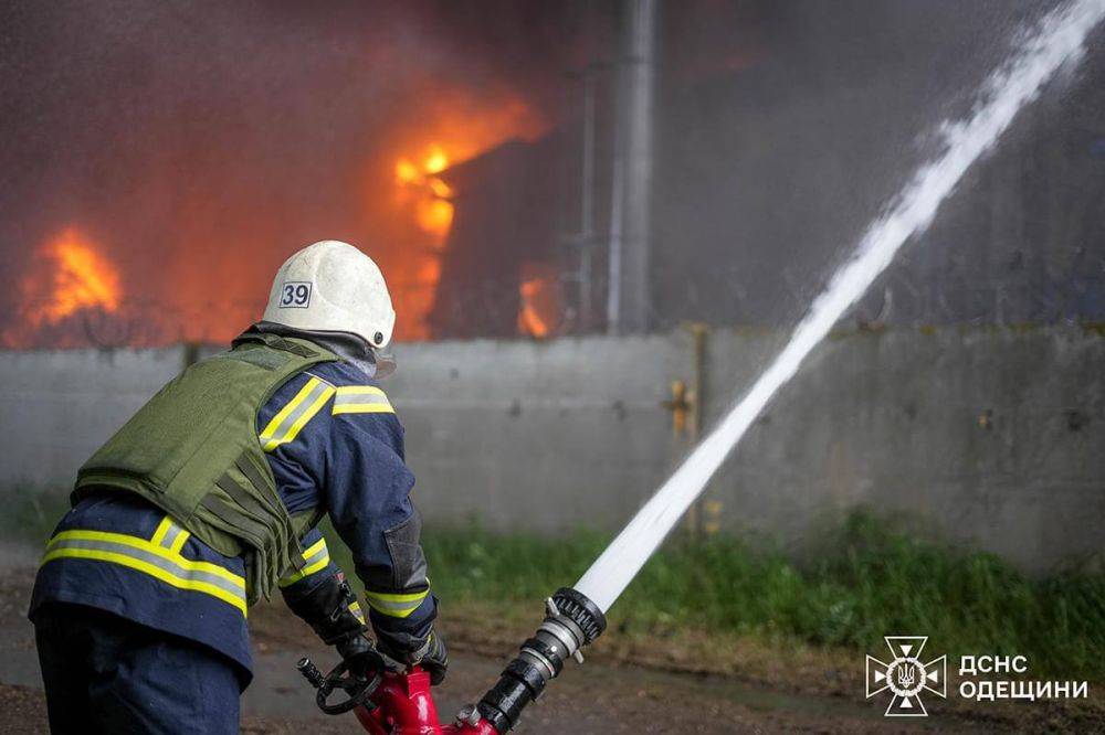 Пожар в порту Одессы после взрывов продолжается уже вторые сутки