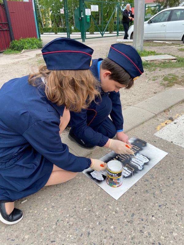 В канун майских праздников белгородские кадеты госавтоинспекции нанесли предупреждающие надписи вблизи пешеходных переходов