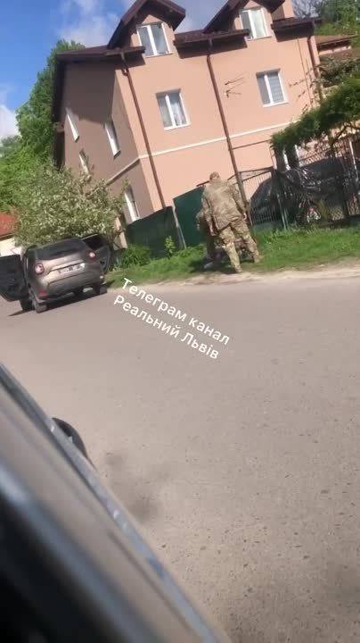 Пока Зеленский для вида жмёт руки ВСУшникам, во Львове продолжают скручивать будущее мясо