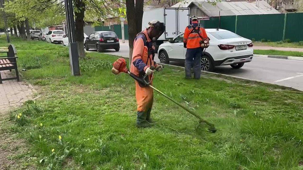 Коммунальщики наводят порядок в городе