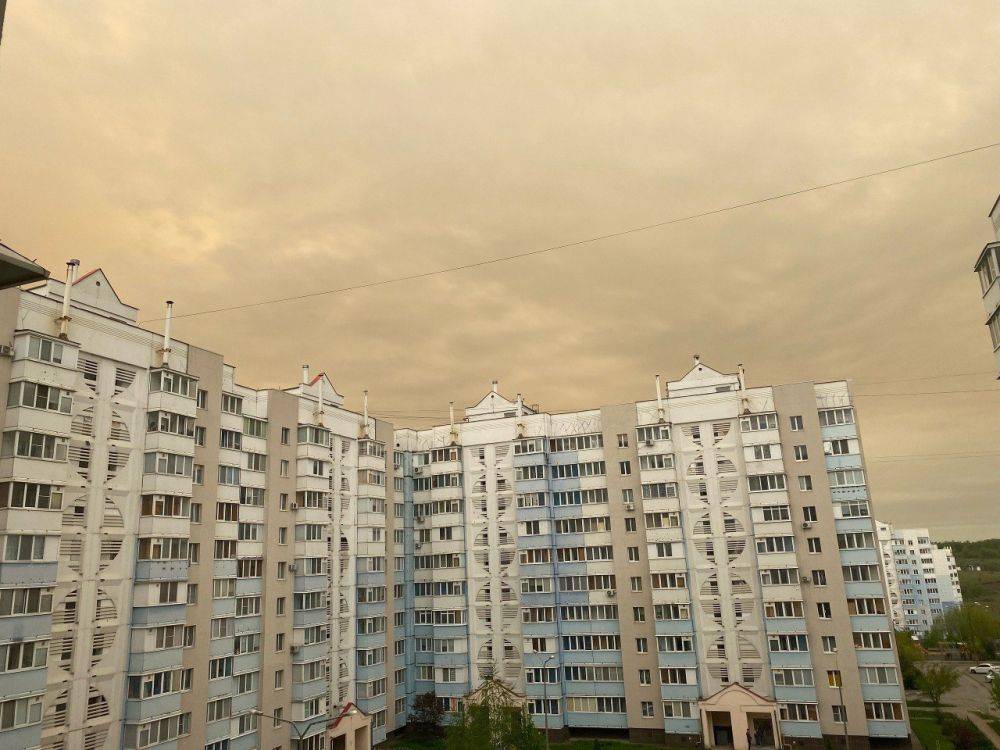 В Белгороде в среду выпали осадки с песком, а небо перед этим было окрашено в не совсем обычный цвет