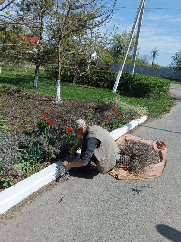 На центральной площади Грайворона устраняют последствия обстрелов