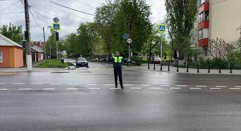 В Белгороде сотрудники Госавтоинспекции обеспечивают безопасный проезд перекрёстка на пересечении улиц Попова и Павлова во время отключения светофорного объекта