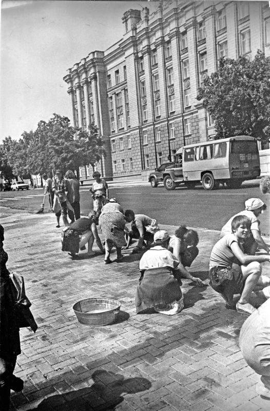 Ничего необычного, просто белгородцы моют асфальт в центре города