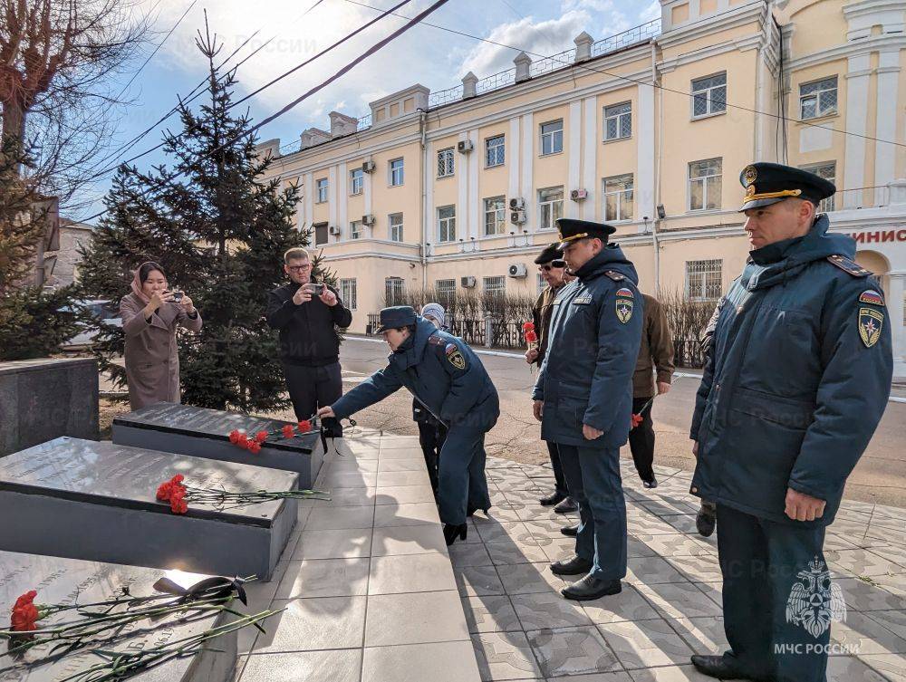 Сотрудники МЧС России почтили память погибших коллег и жертв радиационных катастроф