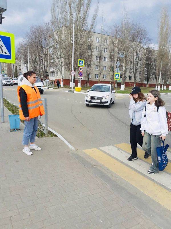 Здравствуйте, друзья. Наш «Родительский патруль» в действии, с самого утра активисты Движения напоминают детям и взрослым о мерах личной безопасности при пересечении проезжей части Будьте внимательны, берегите себя