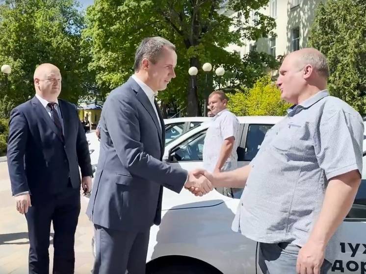 Губернатор вручил белгородским медучреждениям ключи от новых авто