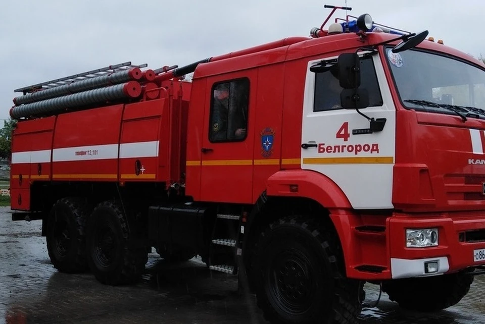 В Белгороде в районе улицы Волчанская горит строительный вагончик0