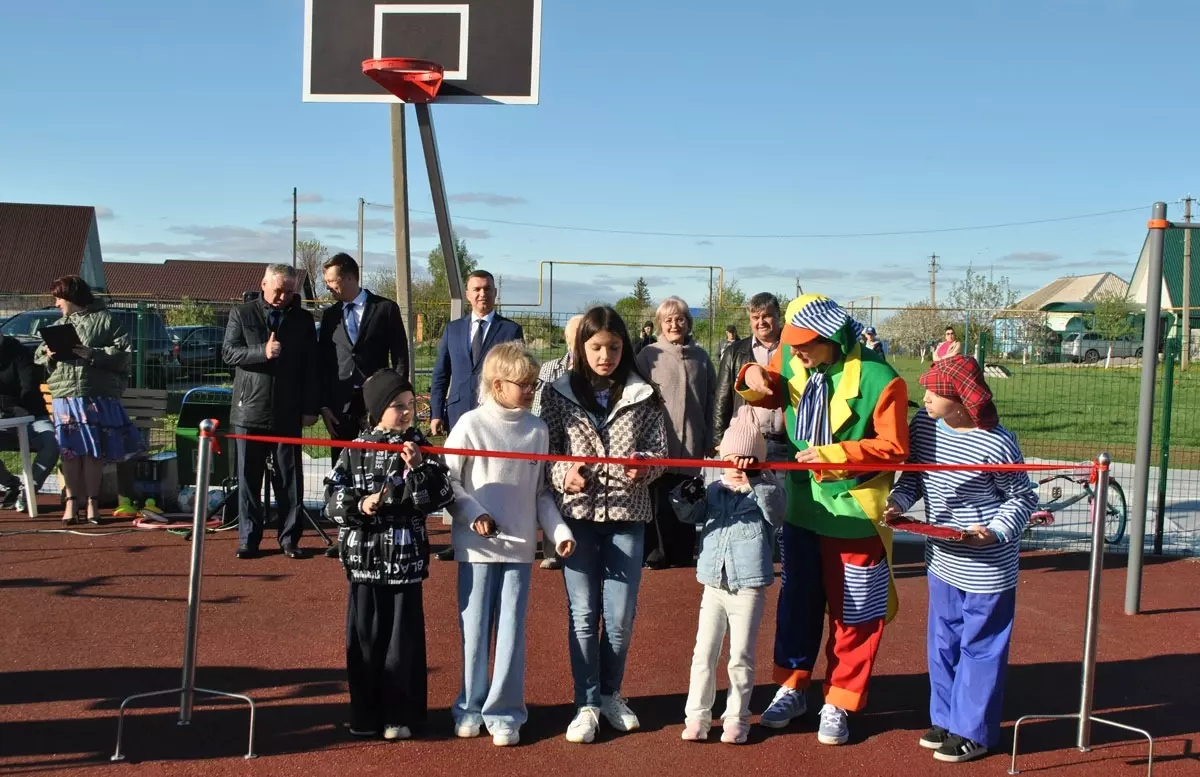 В Белгородской области открылась первая детская площадка в этом году от фонда «Поколе11