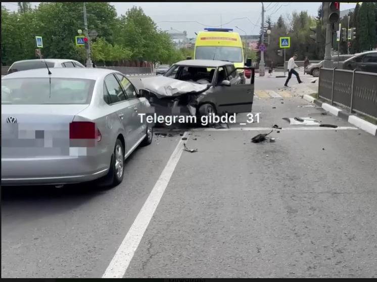 В Старом Осколе автомобилистка проехала на «красный» и спровоцировала массовое ДТП