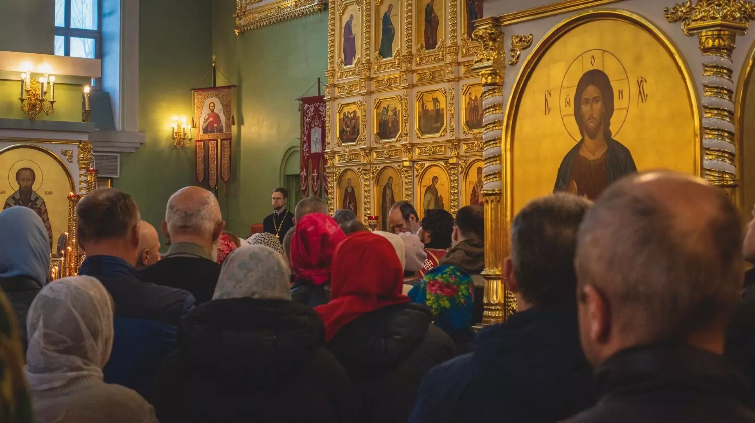 В праздничное воскресенье прихожане посещают церкви, где им освящают ветви верб.