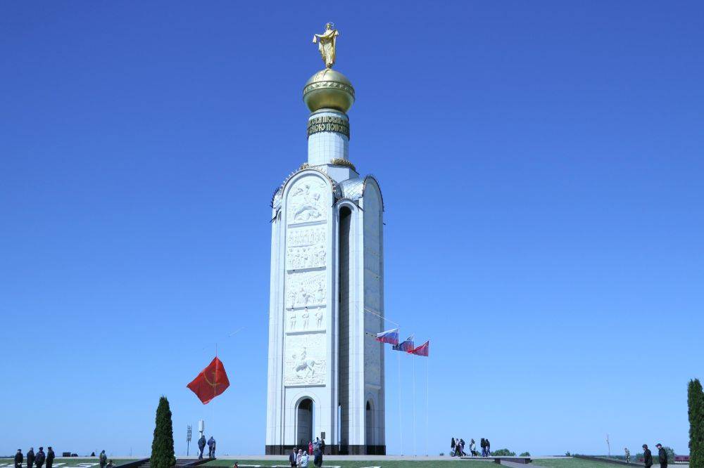 Яркое солнце, чистое небо, цветы, флаги, песни о войне и звук метронома, отсчитывающего секунды - а на самом деле – десятилетия