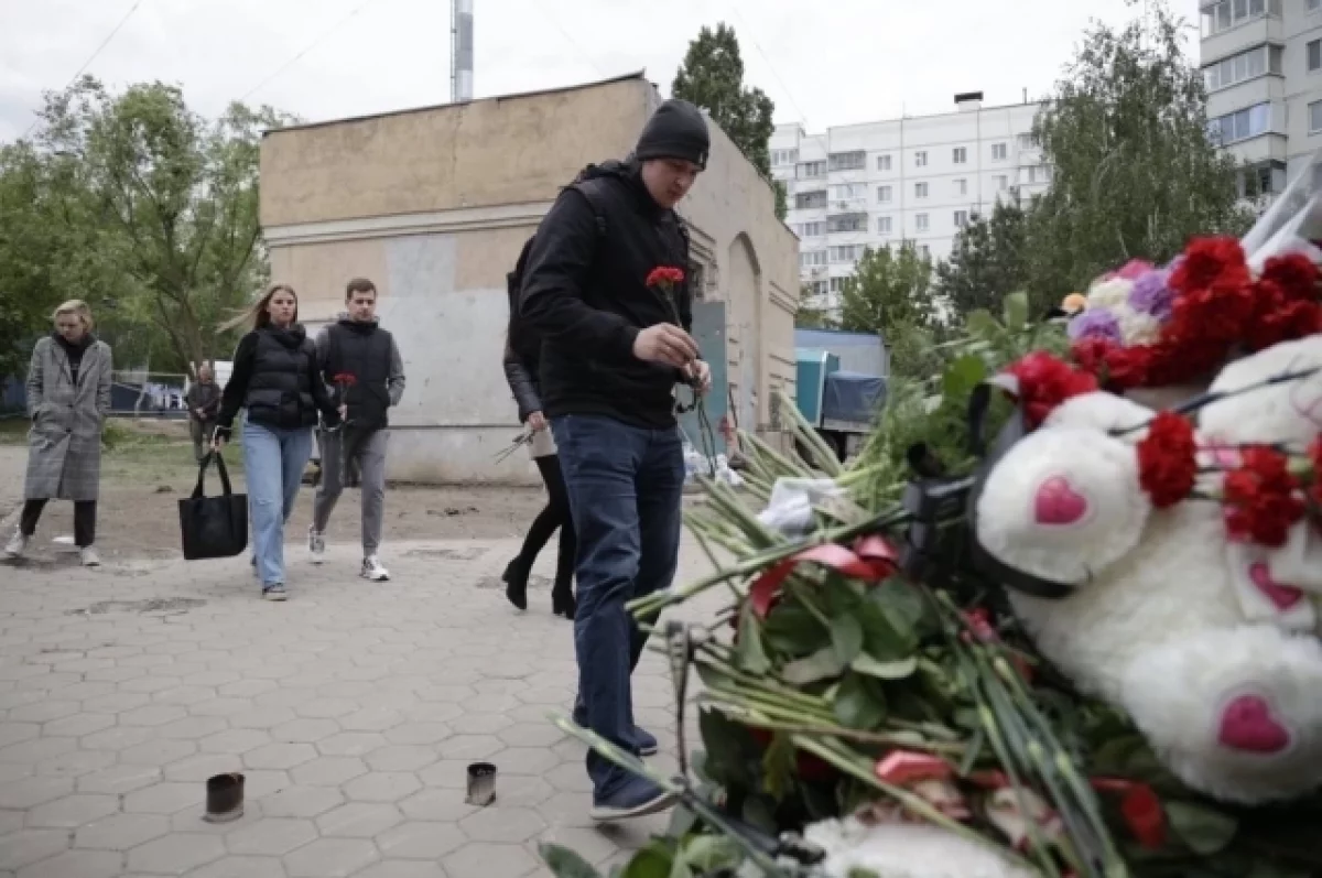 В Белгороде у руин подъезда дома на Щорса появился стихийный мемориал0