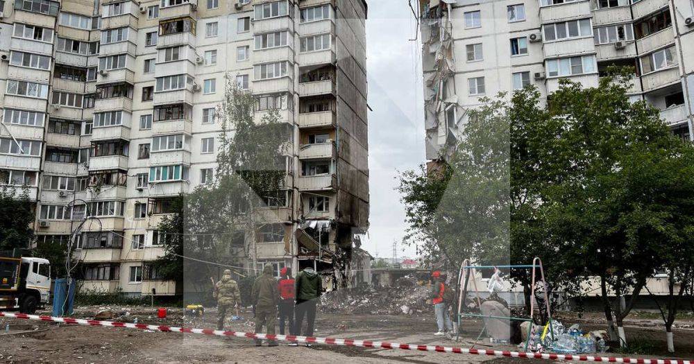 Эвакуаторы увозят покореженные авто от разрушенного ВСУ дома в Белгороде