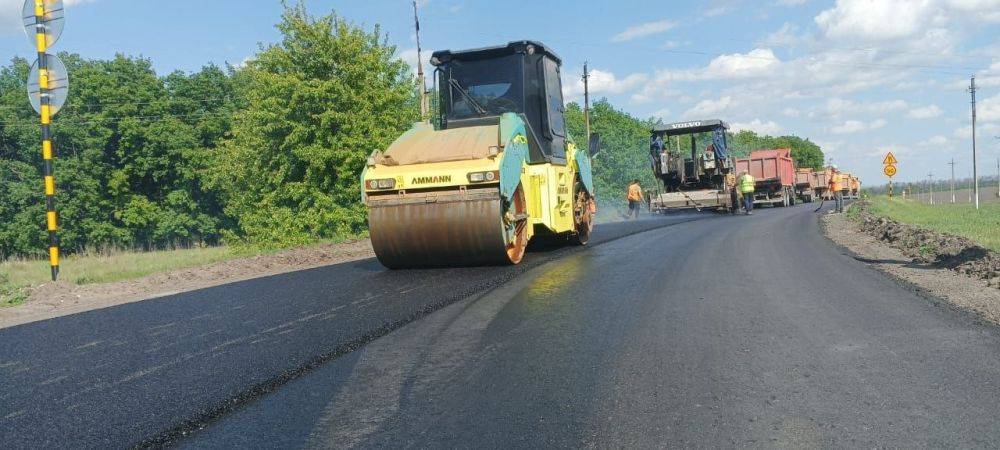 В Новооскольском горокруге на автодороге Беломестное – Слоновка – Николаевка – Львовка укладывают верхний слой асфальта