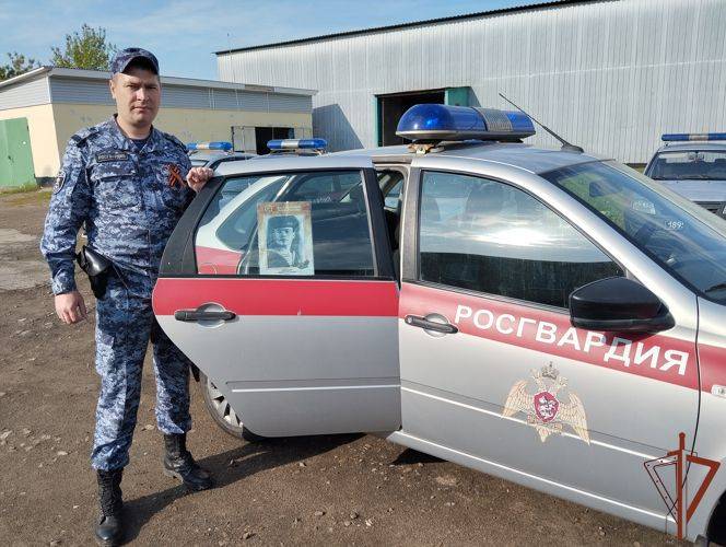 К акции «Бессмертный автополк» присоединились росгвардейцы Центрального округа