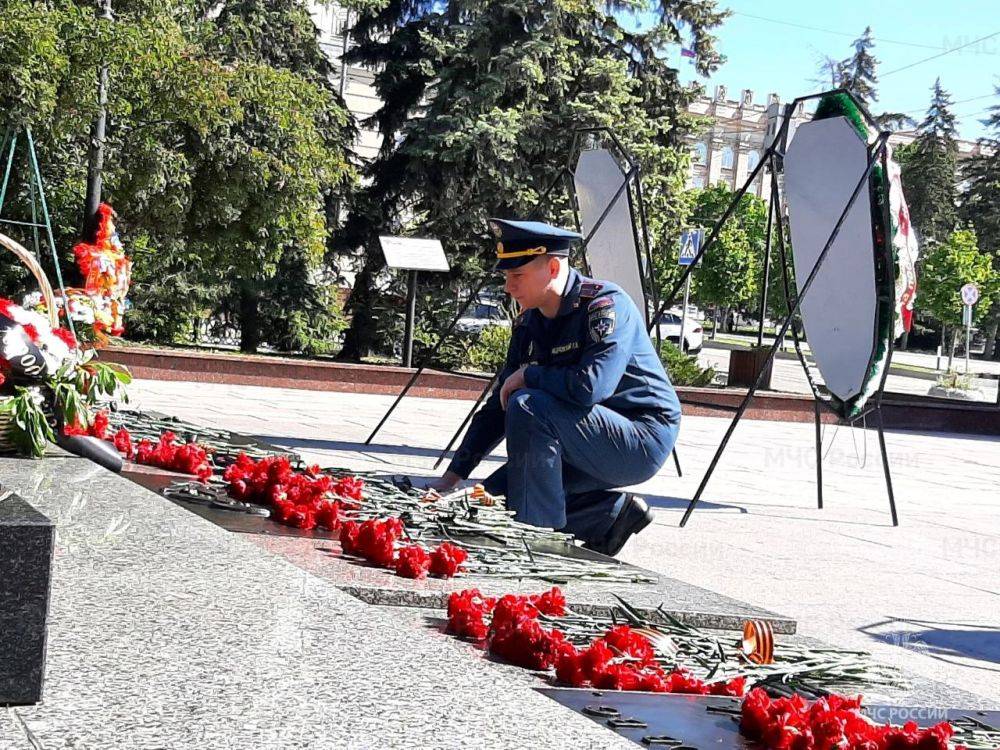 Сотрудники Главного управления МЧС России по Белгородской области возложили цветы к Вечному огню