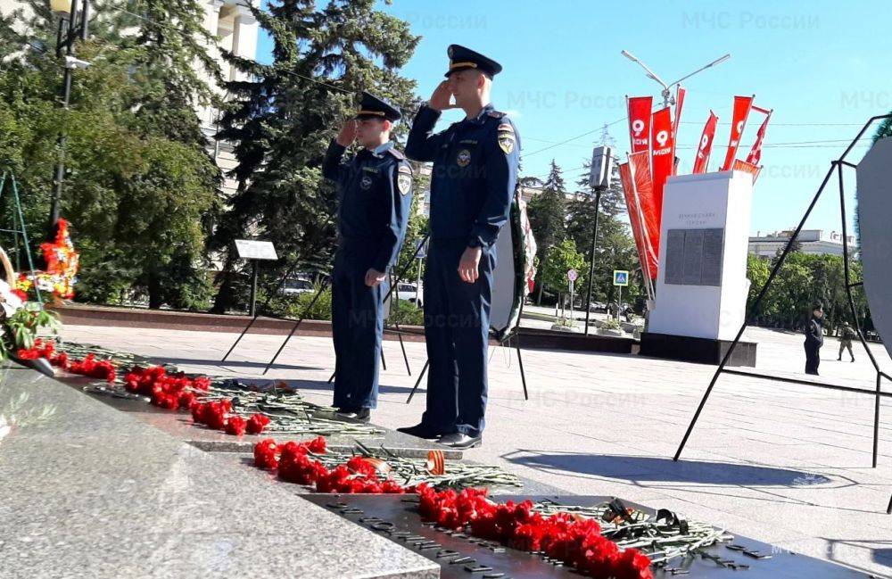 Сотрудники Главного управления МЧС России по Белгородской области возложили цветы к Вечному огню