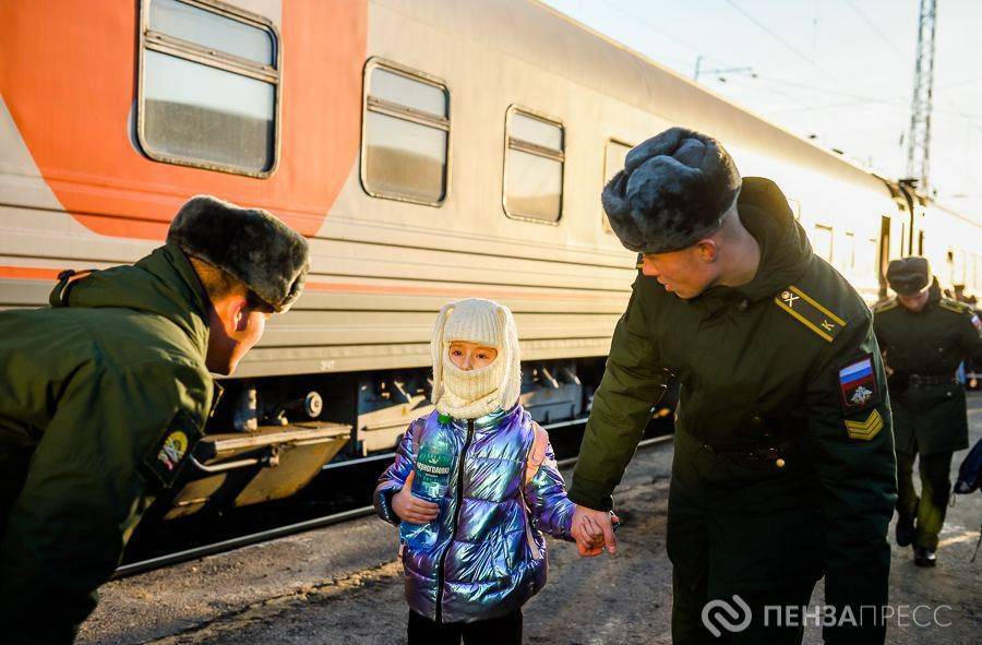 «Они все из поезда выходят сонные. Все закутанные. У кого-то игрушки под мышкой. Это так трогательно. Они такие потерянные выходят»