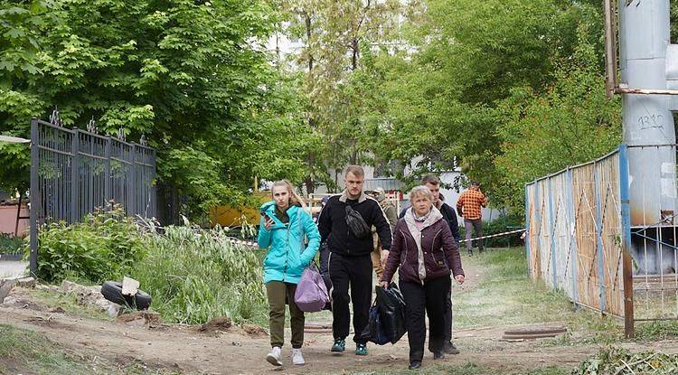 Власти Белгорода разрешили вернуться за вещами жильцам обстрелянного дома