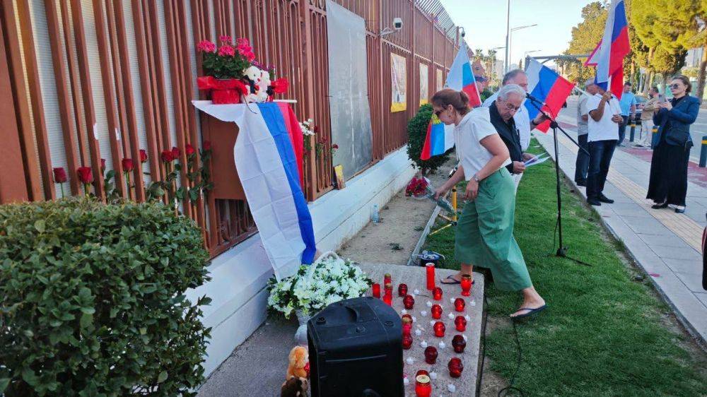 Митинг в память о погибших при теракте в Белгороде прошел в понедельник в Никосии возле здания посольства России на Кипре