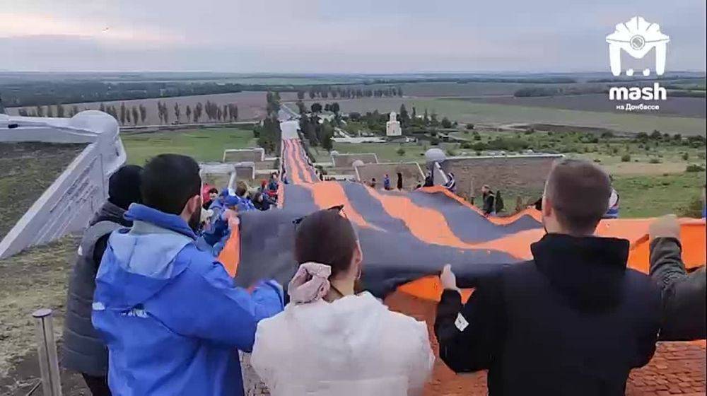 В канун Дня Победы 400-метровую Георгиевскую ленту развернули на Саур-Могиле