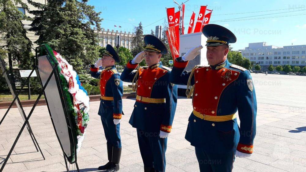 Сотрудники Главного управления МЧС России по Белгородской области возложили цветы к Вечному огню