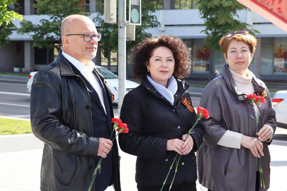 В канун Дня Победы сотрудники аппарата областной Думы почтили память героев, погибших в годы Великой Отечественной войны