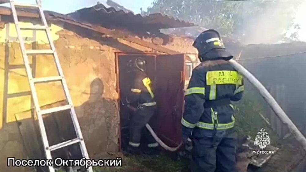 Пожарные ликвидировали начавшиеся из-за обстрелов ВСУ пожары в Белгородской области