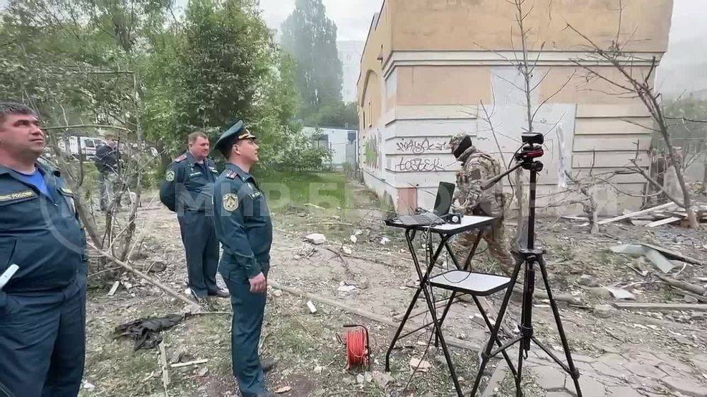 На месте трагедии в Белгороде спасатели ведут поиски с помощью квадрокоптера