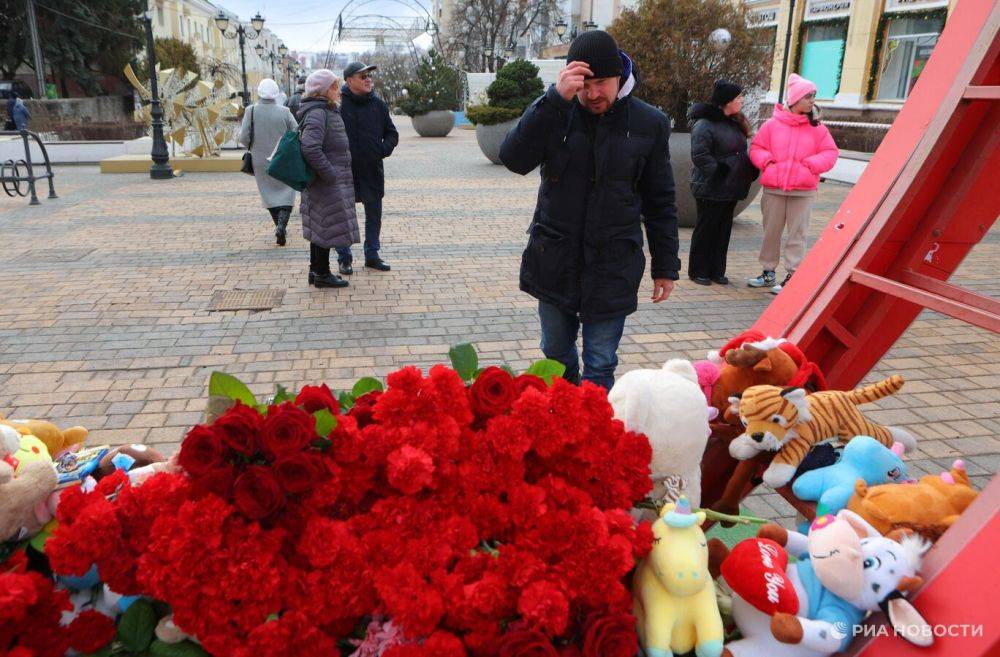 Жители Белгорода несут цветы и игрушки к мемориалу жертвам обстрела ВСУ