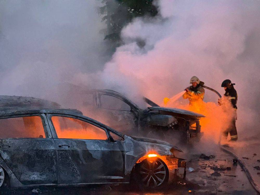 В результате воздушной атаки ВСУ на Белгород и Белгородский район есть прямые попадания в жилые многоквартирные дома и автомобили, заявил Гладков и опубликовал фото последствий обстрела