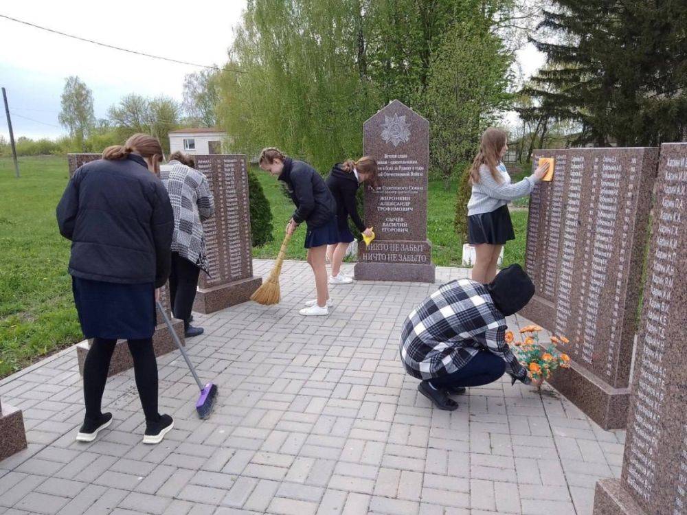 В Ракитянском районе Белгородской области проходят экологические субботники по уборке и благоустройству мемориалов и захоронений погибших героев