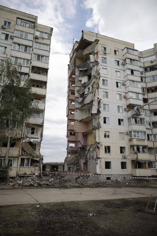 Вячеслав Гладков провел оперативное совещание на месте обрушения жилого дома в Белгороде