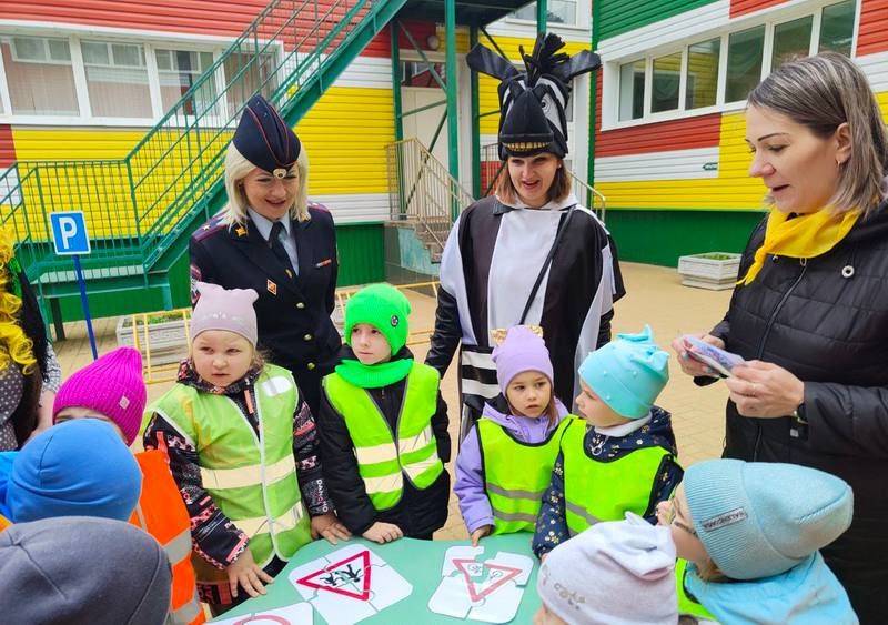 В Международный день семьи автоинспекторы организовали для дошкольников и их родителей тренинги по дорожной безопасности