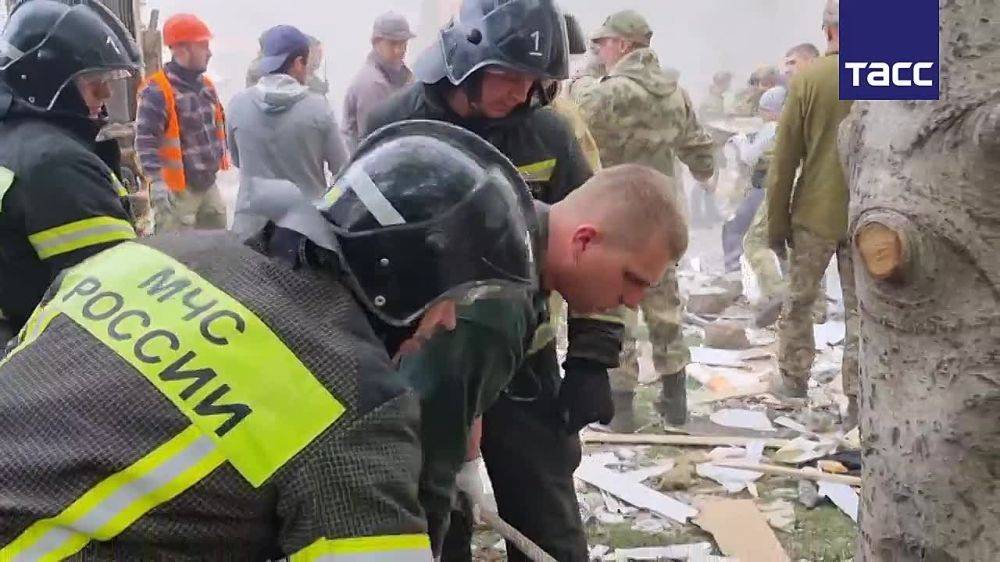 Разбор завалов на месте обрушения дома в Белгороде продолжается, передает корреспондент ТАСС