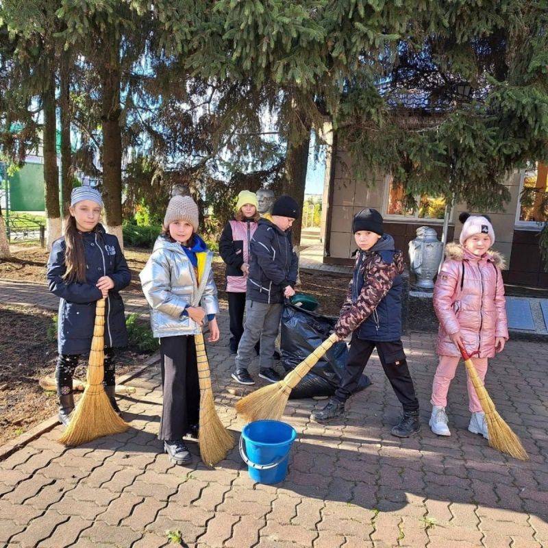 В Ракитянском районе Белгородской области проходят экологические субботники по уборке и благоустройству мемориалов и захоронений погибших героев