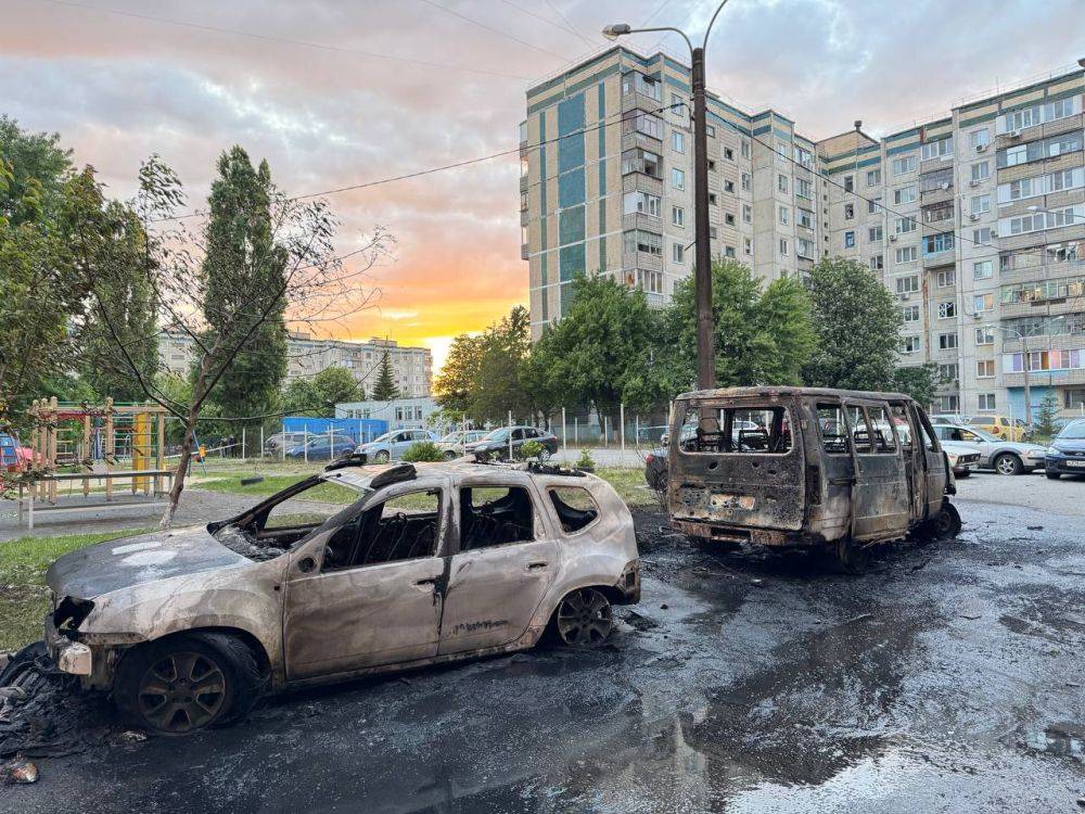 Более 300 квартир в 85 жилых домах и 14 коммерческих зданий повреждены во время вчерашнего обстрела Белгорода ВСУ, сообщил губернатор Гладков