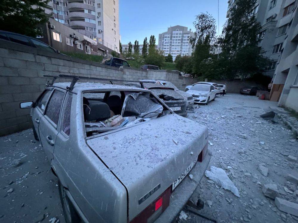 В результате воздушной атаки ВСУ на Белгород и Белгородский район есть прямые попадания в жилые многоквартирные дома и автомобили, заявил Гладков и опубликовал фото последствий обстрела