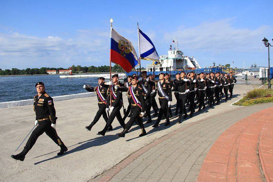 День Балтийского флота. 18 мая в России - день старейшего флота нашей страны, который на протяжении веков был нерушимым щитом наших западных морских границ