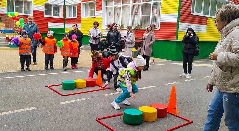 В Международный день семьи автоинспекторы организовали для дошкольников и их родителей тренинги по дорожной безопасности