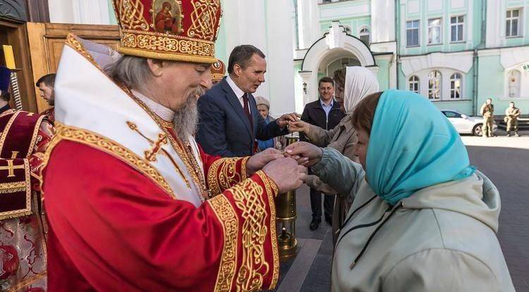 Почему Благодатный огонь в Белгород привозят женщины?