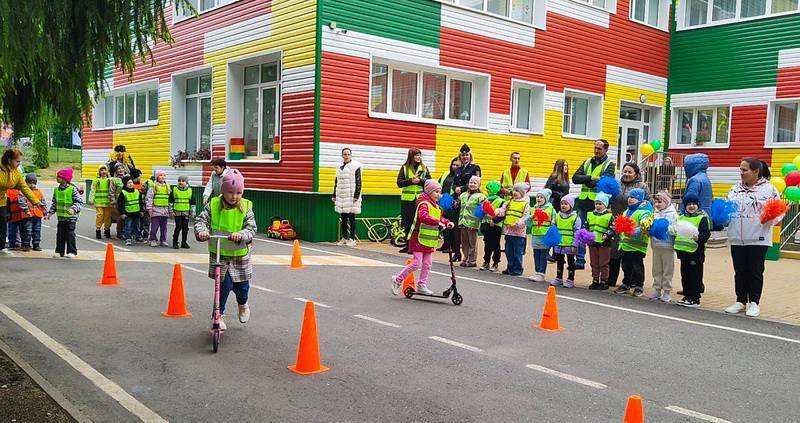 В Международный день семьи автоинспекторы организовали для дошкольников и их родителей тренинги по дорожной безопасности