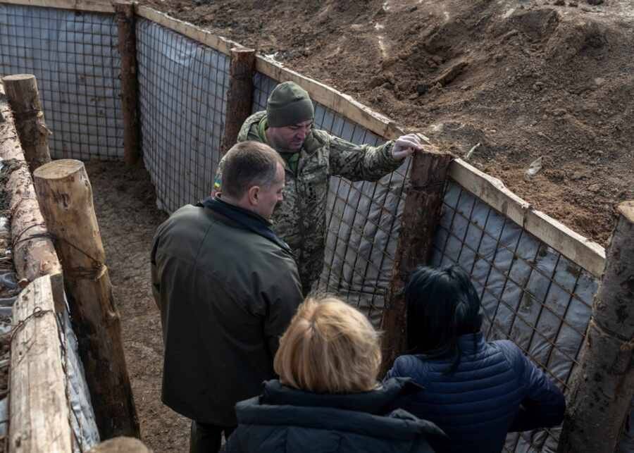 Несколько месяцев, наверное, даже что-то около года, на Украине строили оборонительные сооружения на случай наступления России