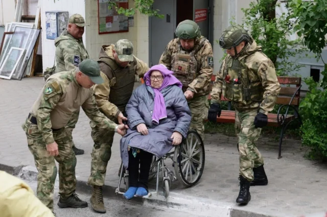 Белгородцы занимались эвакуацией жителей из разрушенного и соседних подъездов.