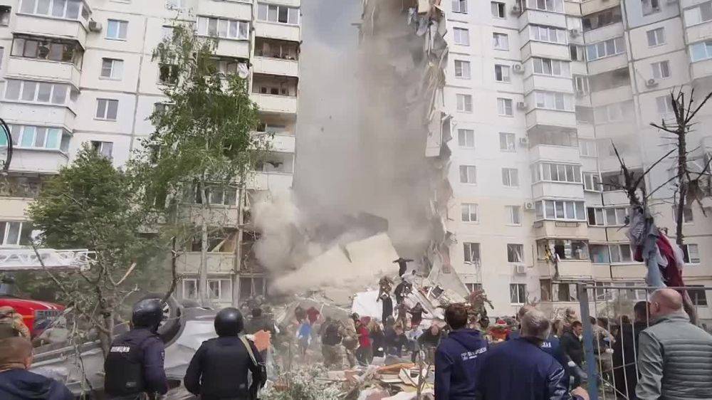 Момент падения крыши разрушенного дома в Белгороде, внизу находились десятки людей